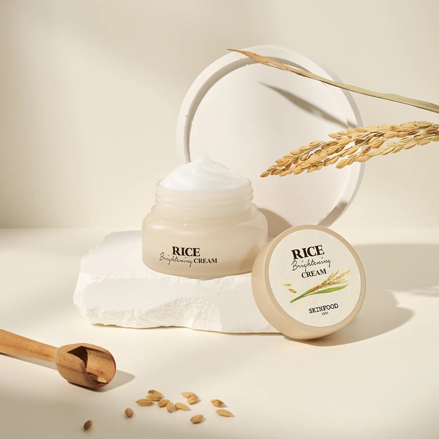 SKINFOOD – Rice Brightening Cream 60 ml – Rozjasňující a hydratační krém s rýží pro sjednocený a svěží vzhled pleti